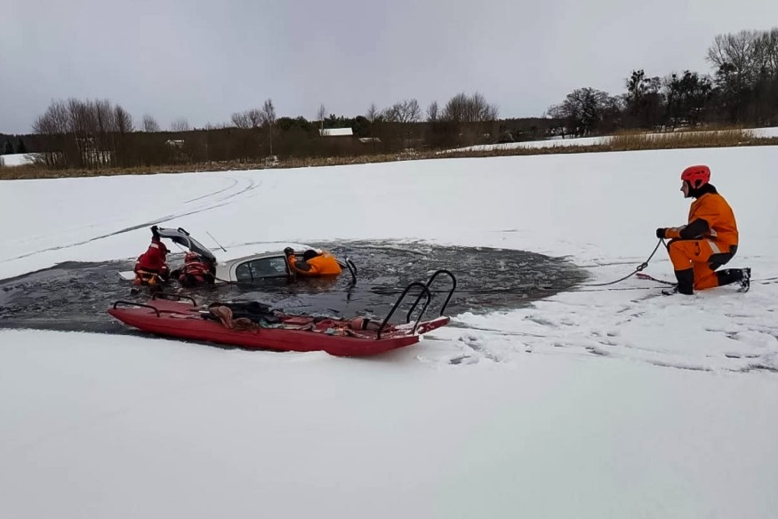 Niebezpieczny lód na jeziorach. Policja apeluje do dzieci i wędkarzy