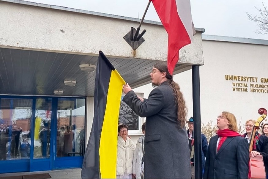 Flaga Kaszub na UG. Jubileusz prof. Józefa Borzyszkowskiego [CSB]