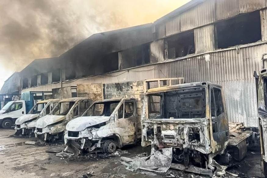 Gdynia: Ponad 30 zastępów straży walczy z pożarem hali z makulaturą