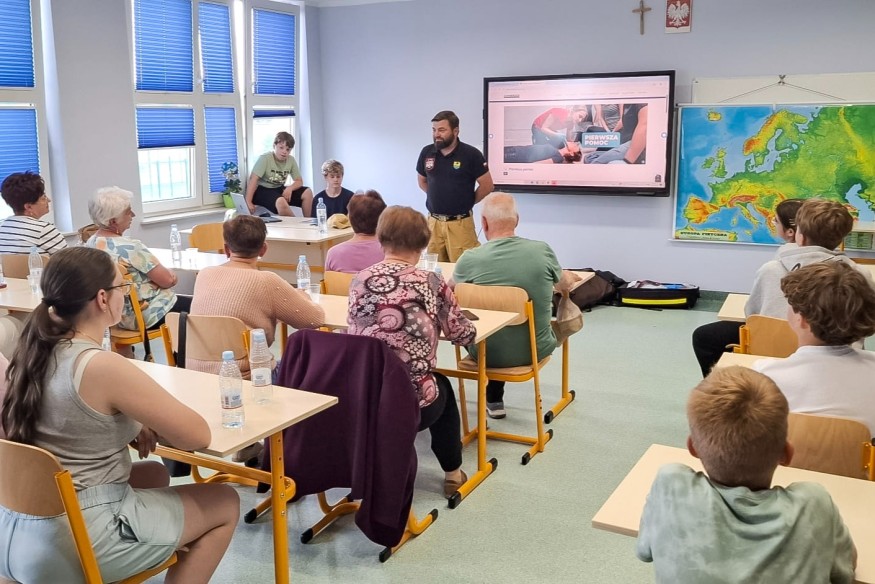 Sulęczyno: Seniorzy uczą się od młodzieży i AI!