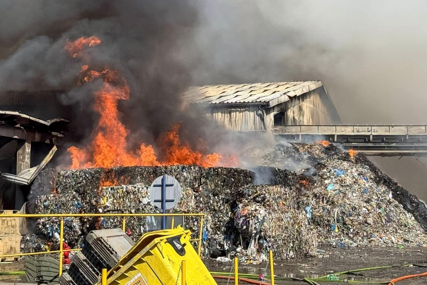 Chlewnica: Pożar ZZO. Płonęły trzy hale, 7 strażaków rannych