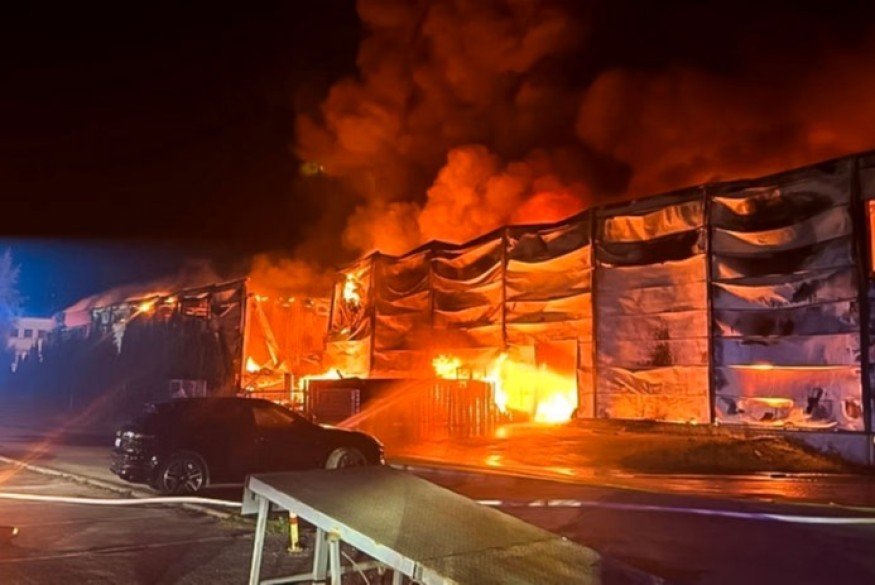 Pożar hurtowni zabawek w Gdyni. 22 zastępy w akcji