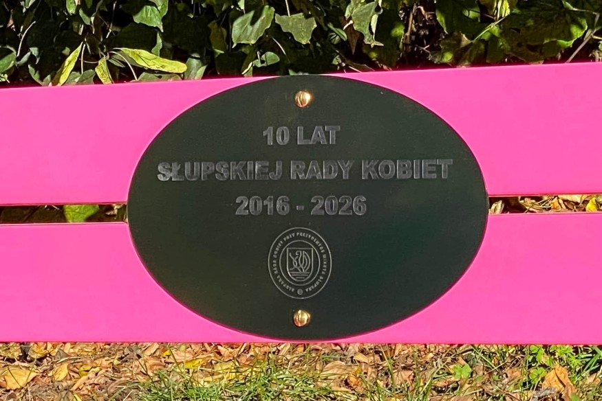 Różowa ławeczka w Słupsku. Symbol 10 lat wsparcia dla kobiet