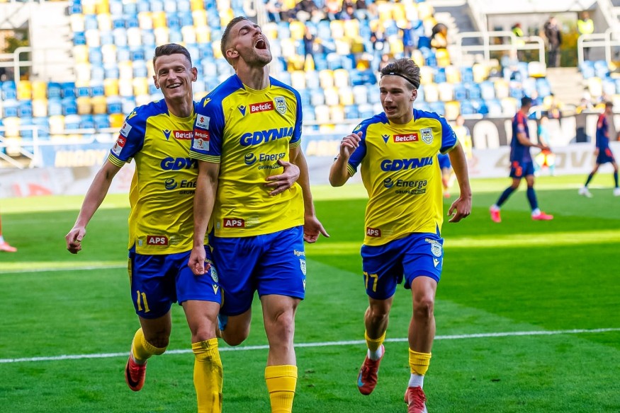 Arka Gdynia przełamuje serię porażek. Lechia ulega w Niepołomicach